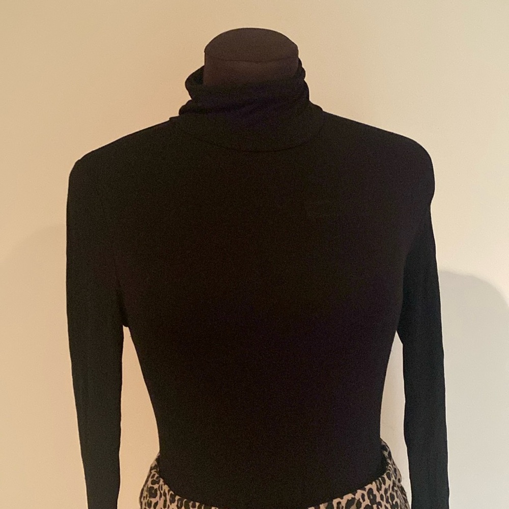 BCBG Max Azria tissue weight turtleneck M